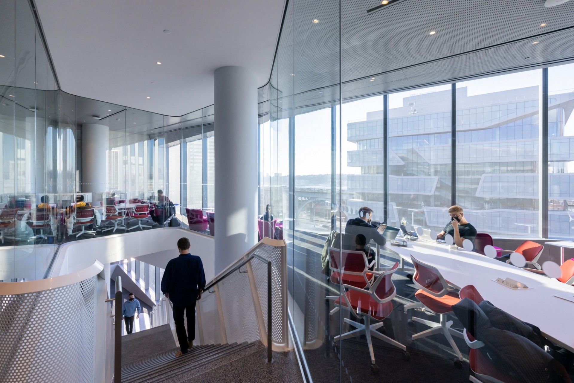 A combination to circulation routes to encourage interaction and collaboration across disciplines. (Photo: Iwan Baan) A stairwell that goes through a floor with conference rooms at David Geffen Hall.