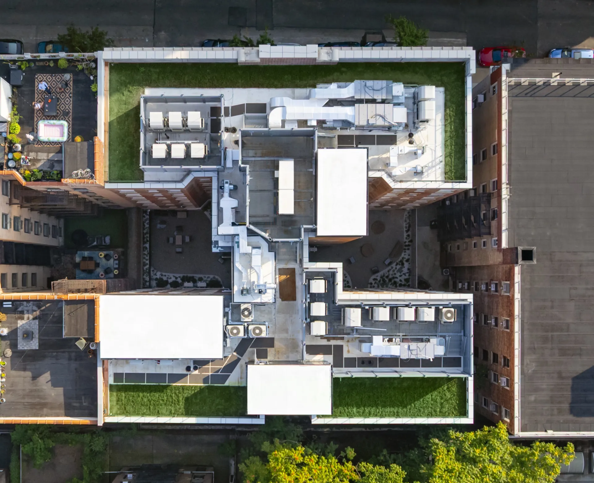 An aerial view of 611 W. 112th Street, which shows green roof trays along the perimeter. 